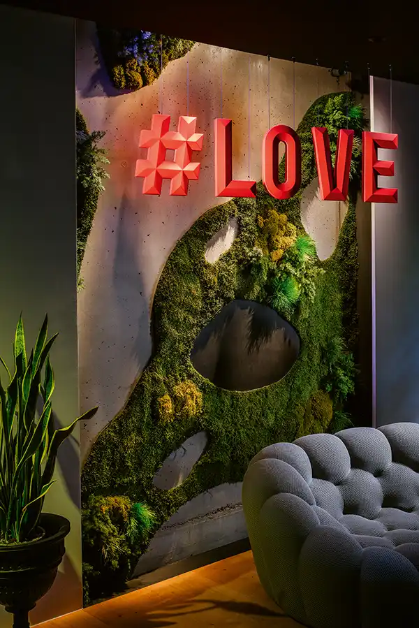 Kreative Wand aus Moos mit Schriftzug #LOVE von MoosMoos – innovatives Wanddesign für moderne Räume.