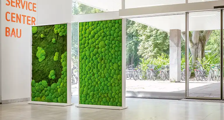 Zwei mobile MoosMoos Wände aus Moos als flexible Raumteiler im Service-Center