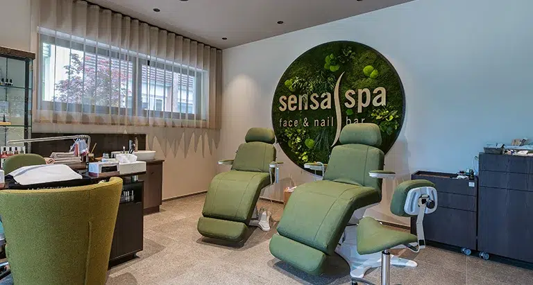 Runde Wand aus Moos von Moosmoos mit integriertem Logo im Sensa Spa, modernes Wellness-Design.