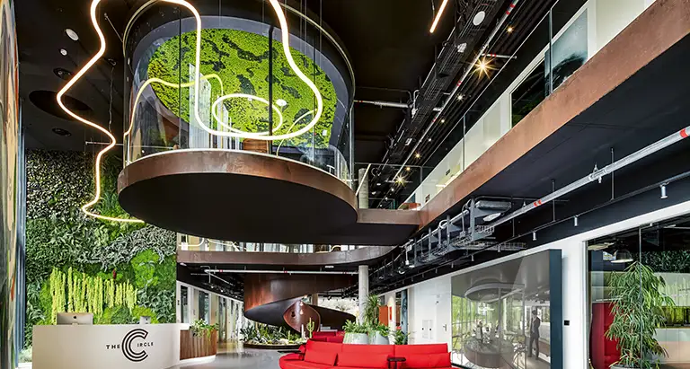 Innovatives Bürogebäude mit Wand aus Moos und Decke aus Moos, gestaltet von MoosMoos.