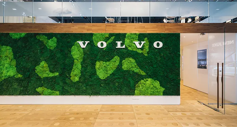 Messestand von Volvo mit großflächiger Wand aus Moos von MoosMoos, modernes nachhaltiges Naturdesign für Markenauftritte