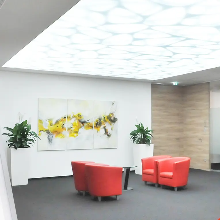 Spanndecke mit Wolkenhimmel-Motiv und integrierter Beleuchtung in modernem Empfangsbereich, Spanndecken Bamberger Premium-Verbund MOOSMOOS Mallorca
