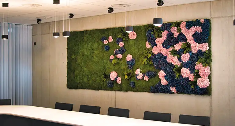 Kreative Wand aus Moos im Besprechungsraum – Moosmoos Design mit farbigen Pflanzen