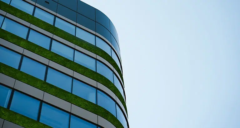 Modernes Bürogebäude mit horizontalen Greenovation Mooslinien – nachhaltige Waldmoos Fassadengestaltung