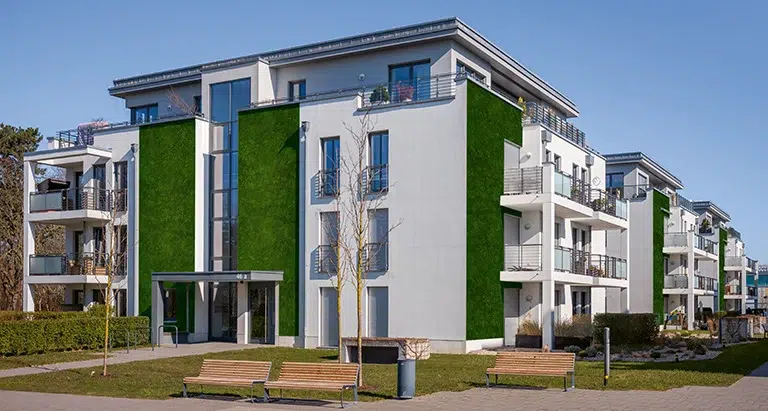 Modernes Mehrfamilienhaus mit Greenovation Mooswänden – natürliche Waldmoos Fassadengestaltung