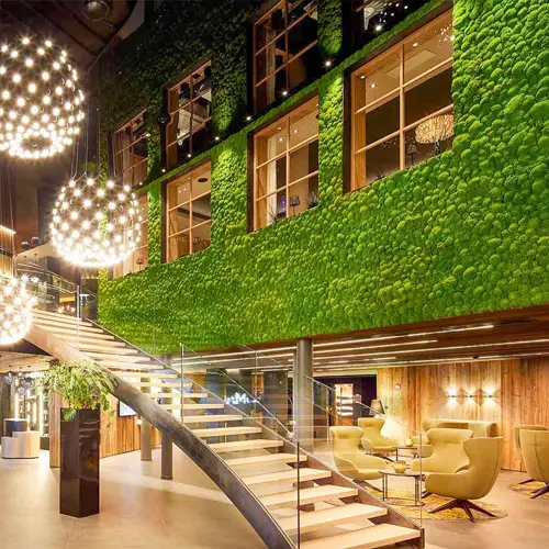 Großflächige MOOSMOOS Mooswand aus der Manufaktur - Pflegefreie Wandbegrünung für Hotel-Lobby mit luftfeuchtigkeitsregulierender Wirkung