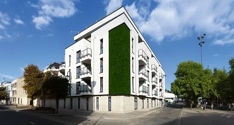 Städtisches Gebäude mit vertikaler Mooswand aus Waldmoos – innovative Greenovation Fassadenbegrünung